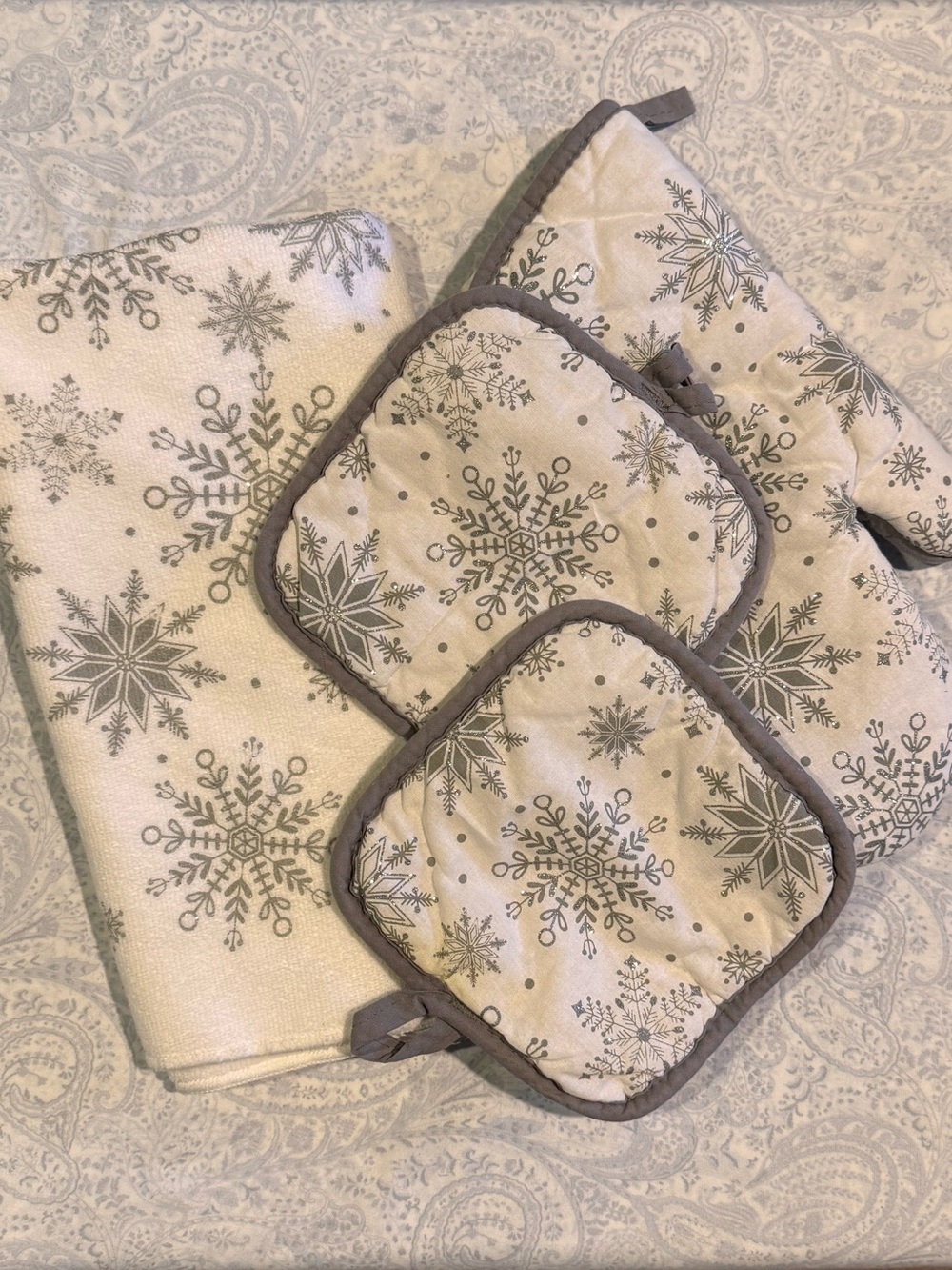 Snowflake Gray & White Kitchen Linen Set - Towel, Oven Mitt & Pot Holders